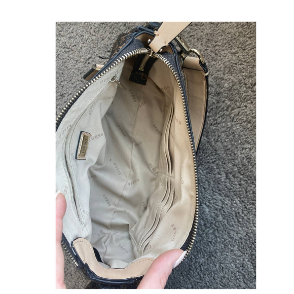 Guess small shoulder bag with matching coin purse, Like New - Picture 5 of 7